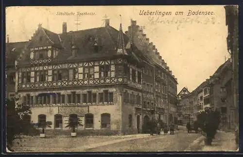 AK Ueberlingen am Bodensee, Städtische Sparkasse mit Strassenpartie