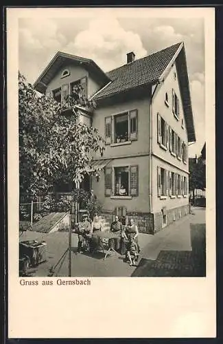 AK Gernsbach, Wohnhaus mit Bewohnern in Fenstern und Familie am Gartentisch