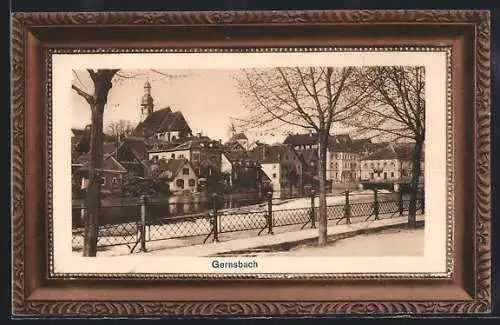 AK Gernsbach, Ortspanorama mit Kirchen u. Brücke von einer Strasse aus, im Bilderrahmen