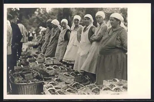 AK Staufenberg / Baden, Erdbeermarkt, Erdbeerverkaufsstand mit Verkäuferinnen, 1937