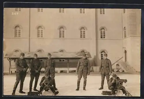 Foto-AK Schweizer Soldaten in Uniformen mit MG auf einem Hof