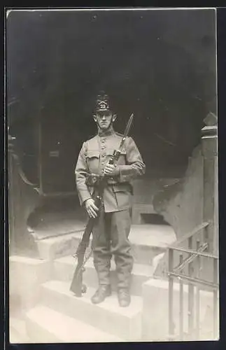 Foto-AK Schweizer Soldat in Uniform mit Gewehr