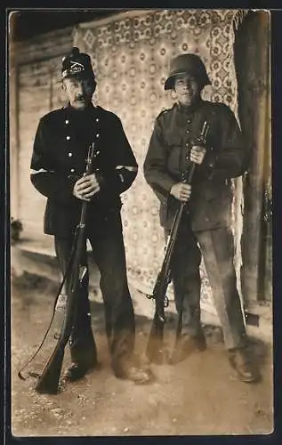 Foto-AK Zwei schweizer Soldaten in Uniformen mit Gewehren