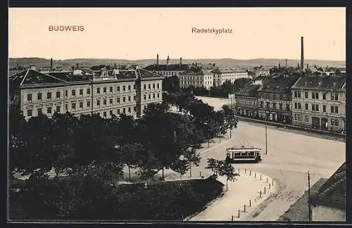 AK Budweis, Radetzkyplatz mit Strassenbahn aus der Vogelschau