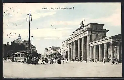 AK Berlin, Vor dem Brandenburger Tor mit Strassenbahn