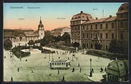 AK Darmstadt, Paradeplatz mit Hof-Theater, Museum, Schloss und Strassenbahn