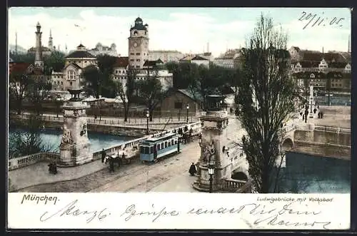 AK München, Strassenbahn auf der Ludwigsbrücke mit Volksbad