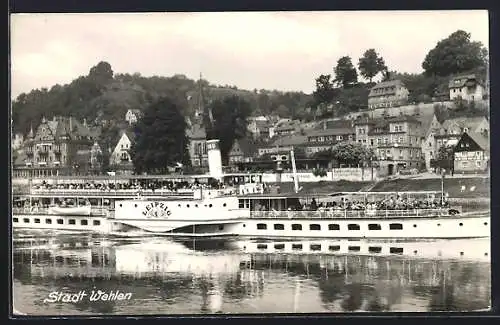 AK Wehlen, Dampfer Leipzig auf der Elbe, Blick zum Ort