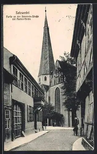 AK Salzwedel, Partie an der Schmiede-Strasse mit Marlen-Kirche