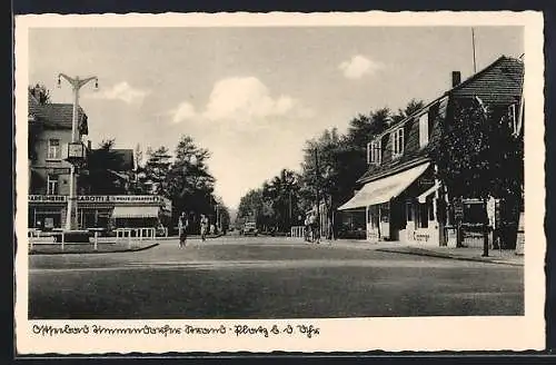 AK Timmendorfer Strand, Strasse am Platz mit Parfümerie