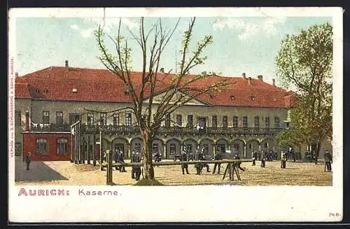 AK Aurich / Ostfriesland, Kaserne, Soldaten auf dem Paradeplatz um 1900