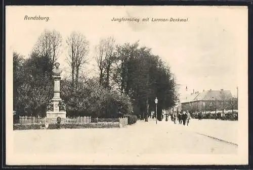 AK Rendsburg, Jungfernstieg Ecke Bahnhofstrasse mit Lornsen-Denkmal