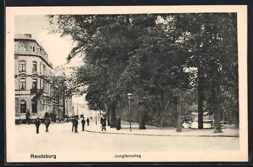 AK Rendsburg, Strasse Jungfernstieg mit Park