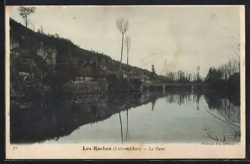 AK Les Roches, Le Pont sur la rivière avec vue des falaises et des maisons au bord de l`eau