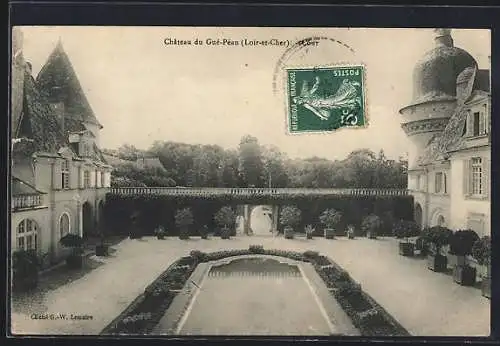 AK Château du Gué-Péan, Cour intérieure avec bassin et architecture élégante