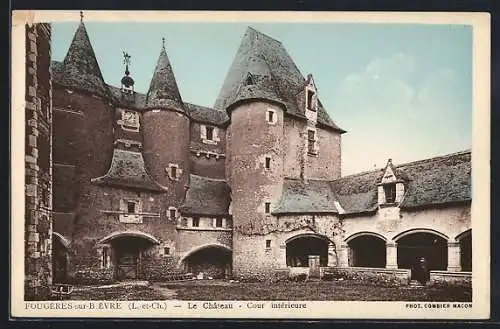 AK Fougères-sur-Bièvre, Le Château, Cour intérieure