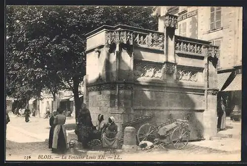 AK Blois, La Fontaine Louis XII et scène de rue animée