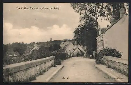 AK Château-Vieux, Le Mailly, Vue sur la rue principale et les maisons environnantes