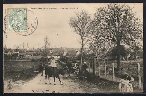 AK Bracieux, Vue générale avec village et habitants sur un chemin rural