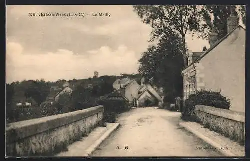 AK Château-Vieux, Le Mailly, Rue pittoresque avec maisons et pont en pierre