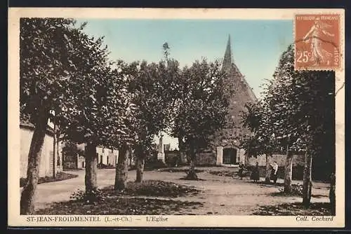 AK St-Jean-Froidmentel, L`église et l`allée bordée d`arbres