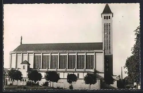 AK Blois, Basilique Notre-Dame de la Trinité avec son clocher imposant