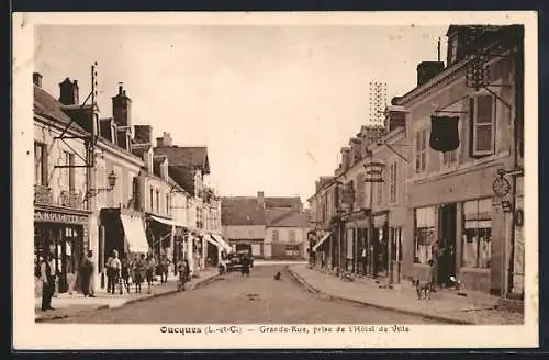 AK Oucques, Grande-Rue prise de l`Hôtel de Ville