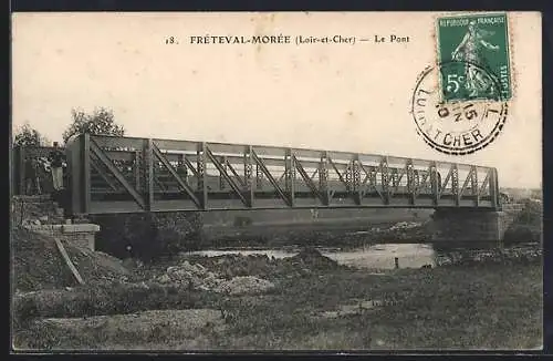 AK Fréteval-Morée, Le Pont sur la rivière avec paysage environnant