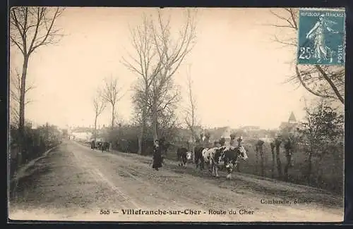 AK Villefranche-sur-Cher, Route du Cher avec troupeau de vaches et village au loin