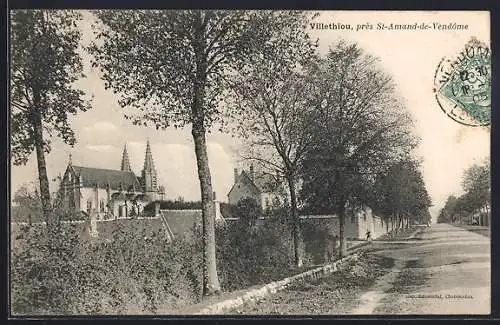 AK Villethiou, près St-Amand-de-Vendôme, Vue de l`église et de la route bordée d`arbres