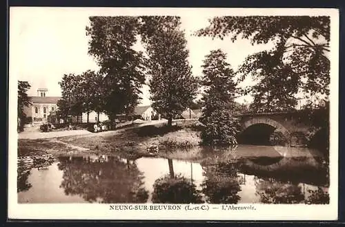 AK Neung-sur-Beuvron, L`Abreuvoir et le pont sur la rivière