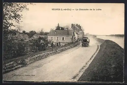 AK Veuves, La Chaussée de la Loire avec voiture ancienne sur la route