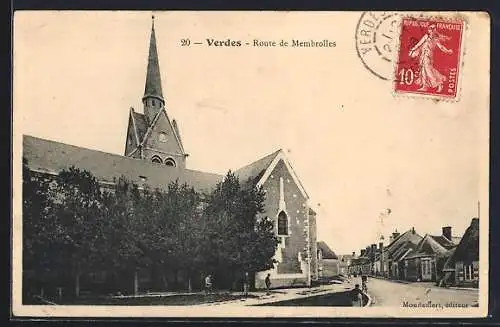 AK Verdes, Route de Membrolles avec église et vue de la rue principale