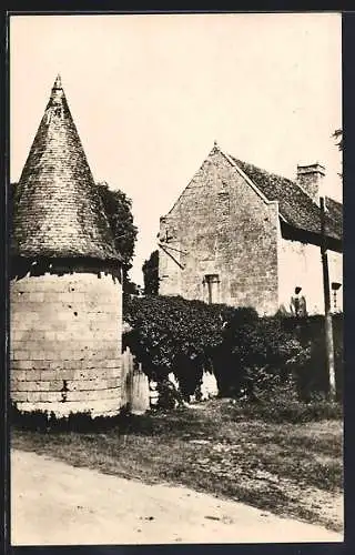 AK Le Gue-du Loir, La Bonne Aventure, vue d`un bâtiment ancien et d`une tour en pierre