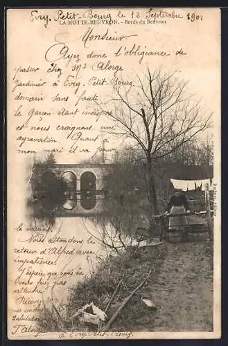 AK La Motte-Beuvron, Bords du Beuvron avec pont et scène de jardinage au bord de l`eau