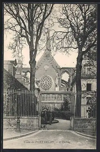 AK Pontlevoy, Entrée de l`école avec vue sur l`église