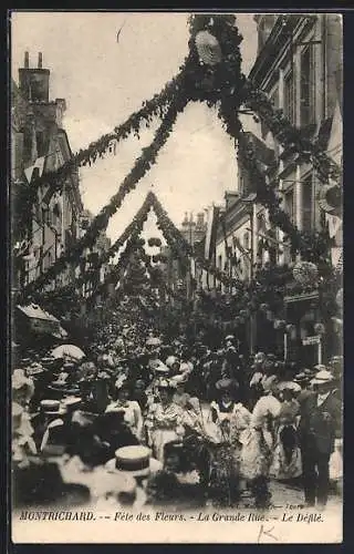 AK Montrichard, Fête des Fleurs, La Grande Rue, Le Défilé