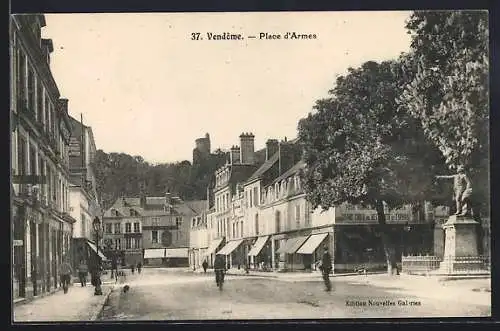 AK Vendôme, Place d`Armes avec bâtiments et statue