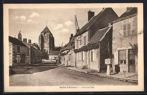 AK Saint-Léonard, Grande Rue et vue de l`église au fond