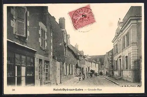 AK Saint-Dyé-sur-Loire, Grande-Rue animée avec des passants et des bâtiments historiques