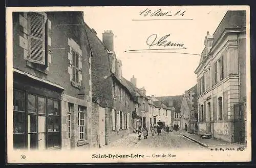 AK Saint-Dyé-sur-Loire, Grande-Rue animée avec passants et bâtiments historiques