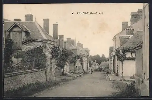 AK Prunay, Rue principale bordée de maisons en briques et de verdure