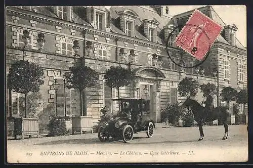 AK Mesnars, Le Château, cour intérieure avec voiture et cheval