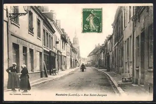 AK Montoire, Rue Saint-Jacques avec des passants et bâtiments historiques