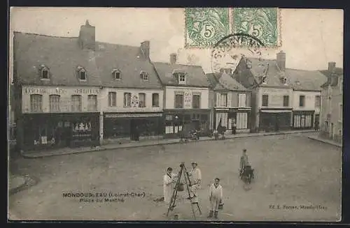 AK Mondoubleau, Place du Marché avec figures en premier plan