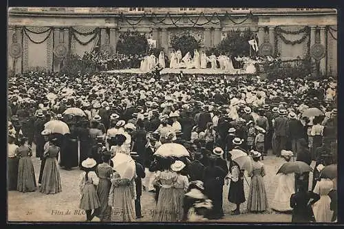 AK Blois, Fêtes de Blois avec foule et scène décorée