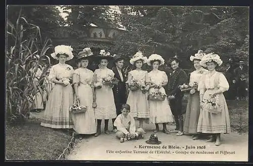 AK Blois, Fête enfantine Terrasse de l`Évêché, Groupe de vendeuses et pifferari