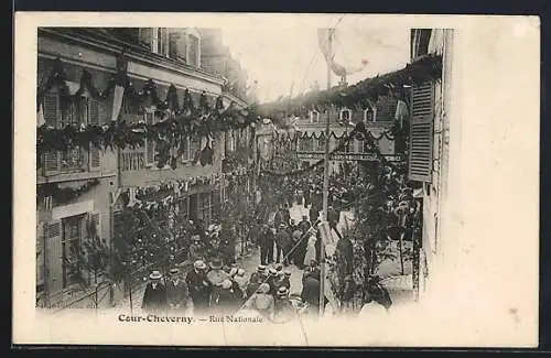 AK Cour-Cheverny, Rue Nationale animée avec foule et décorations festives