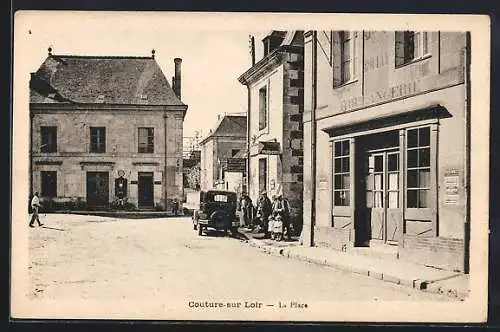 AK Couture-sur-Loir, La Place animée avec bâtiments et voiture