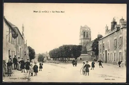 AK Mer, Le Petit Mail avec enfants jouant dans la rue et vue sur l`église